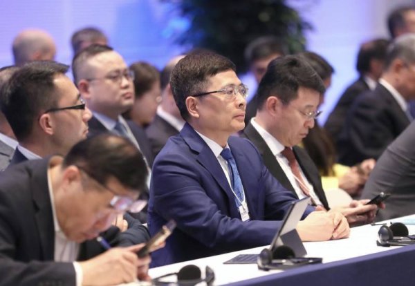 明利配资 周云杰出席2025年夏季达沃斯论坛 探讨中国AI发展路径
