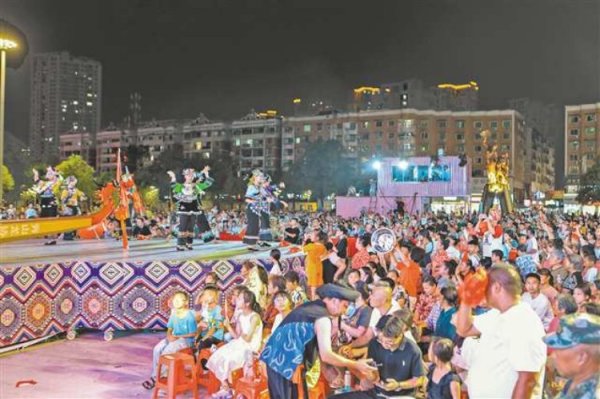 财聚配资 重庆秀山: 夏日“村晚”火热上演